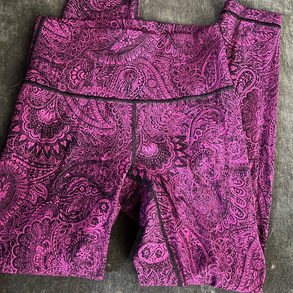 Lululemon wonder under Pant in color Antique Paisley Deep fuchsia